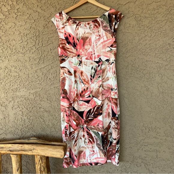 Tropical/Floral Wrap Style Dress ⭐️ Very Flattering Fit - Picture 6 of 9